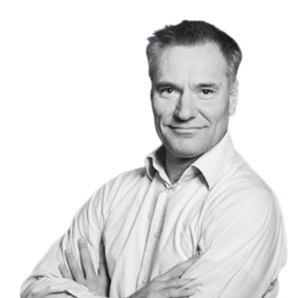 Matthias Heine, der visionäre Entwickler von SingleFeeder – einem technischen Redaktionssystem – präsentiert sich in einem ausdrucksstarken Schwarzweiß-Porträt. Trotz absichtlich verschwommener Gesichtszüge drücken seine verschränkten Arme und Haltung Entschlossenheit und Kreativität aus, wie es zur Identität der Homepage singlefeeder.com passt.